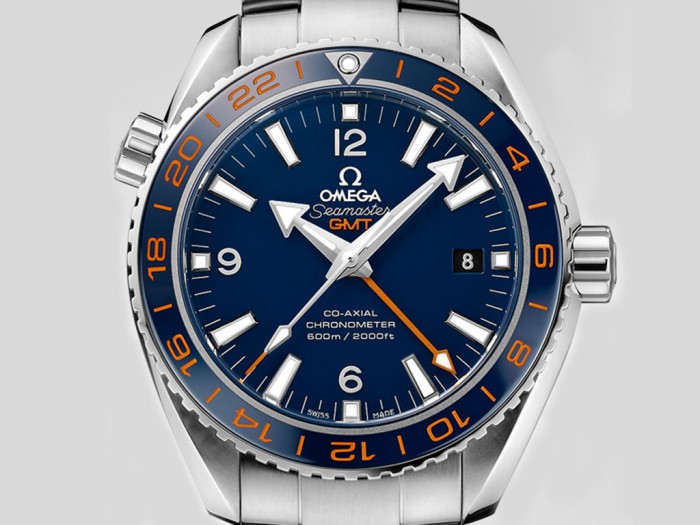 For the dial and bezel of this orange GMT hand replica Omega watch that adopted the combination of blue and bright orange, fully presenting the dynamic feeling.