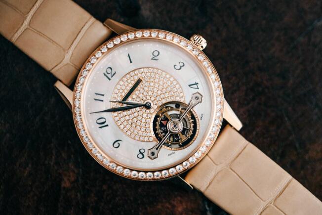 The mother-of-pearl dial looks eye-catching and romantic.