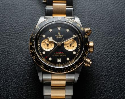 The gold and steel tone endows the timepiece the retro style.